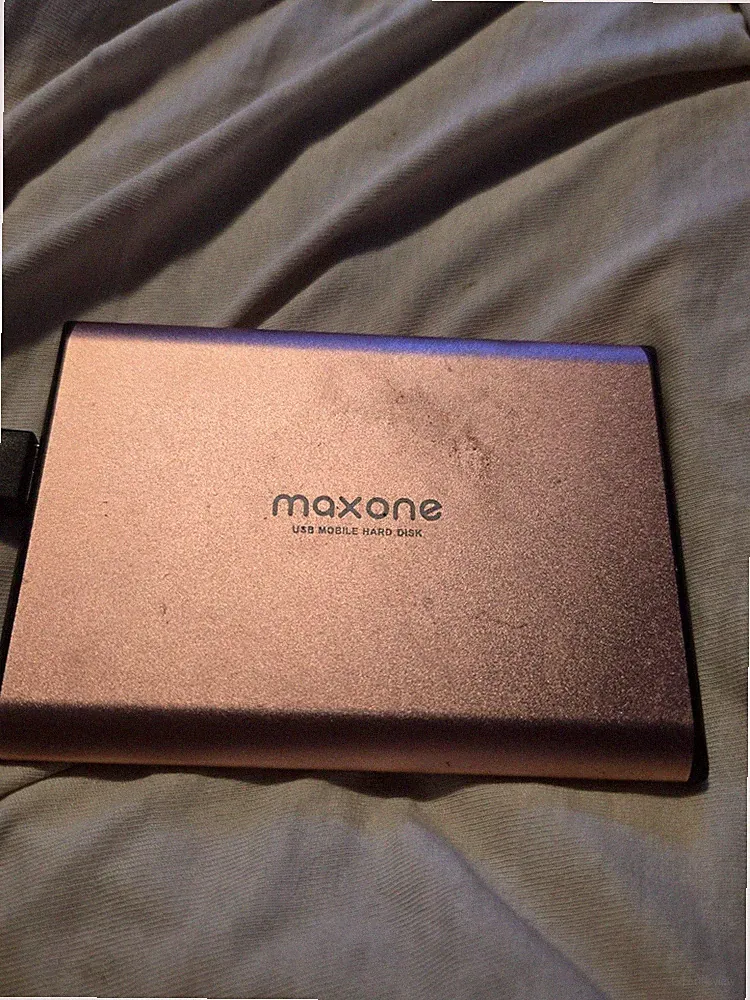 MAXONE USB MOBILE HARD DISK SLIM SERIES HARD DRIVE 500GB. In good condition