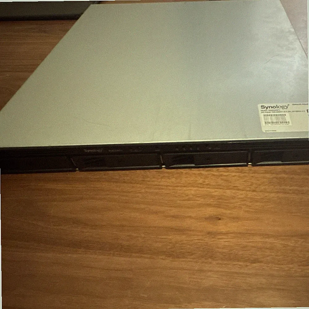 Synology RS820RP+ Rackmount NAS 4-Bay-4TB HDD -18GB ram -Silver Black