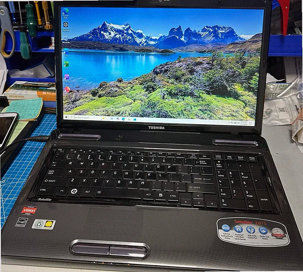 Toshiba Satellite L675D S7052 17.3” AMD phenom 2.9Ghz 6GB 1TB WIN 10 HOME ATi