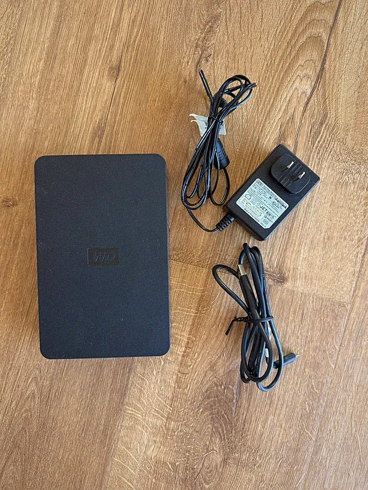 Western Digital 1.5TB External Hard Drive WDBAAU0015HBK-01 w/Power + USB Works